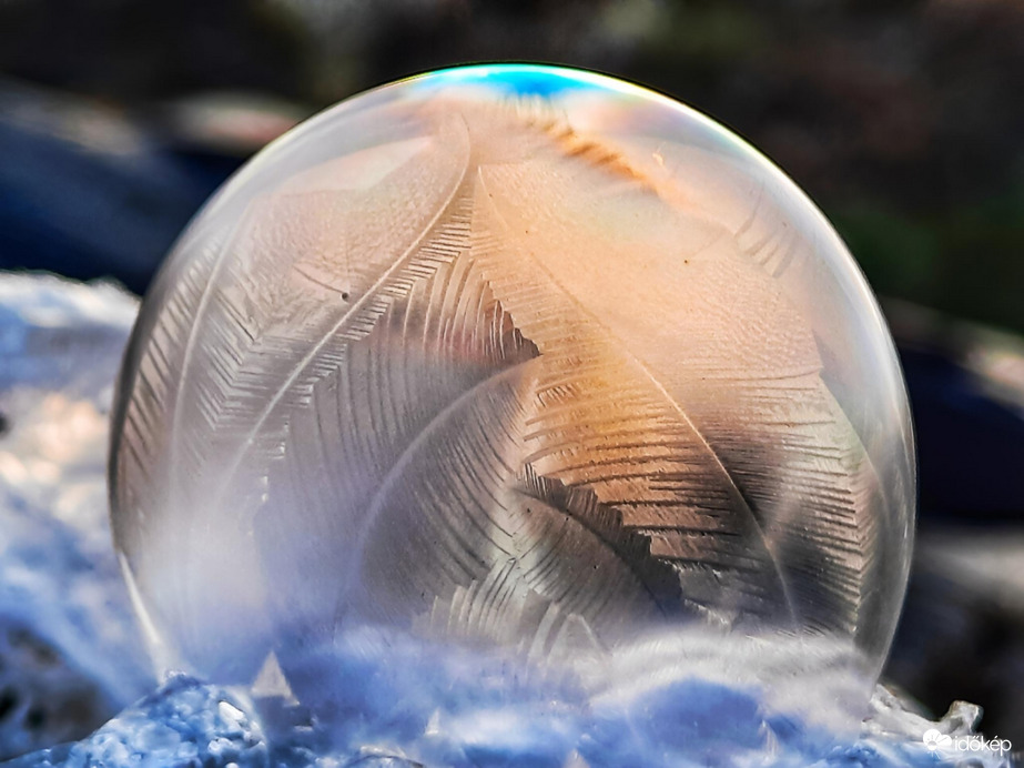 Fagyott buborék a naplementében