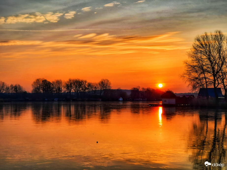 Fátyolfelhős napkelte