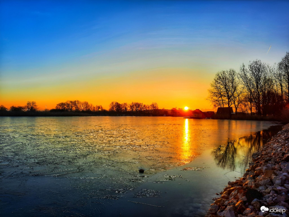 Derült napkelte!