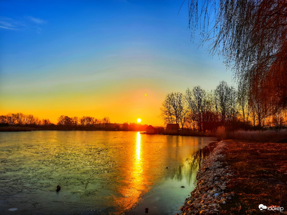 Derült napkelte!