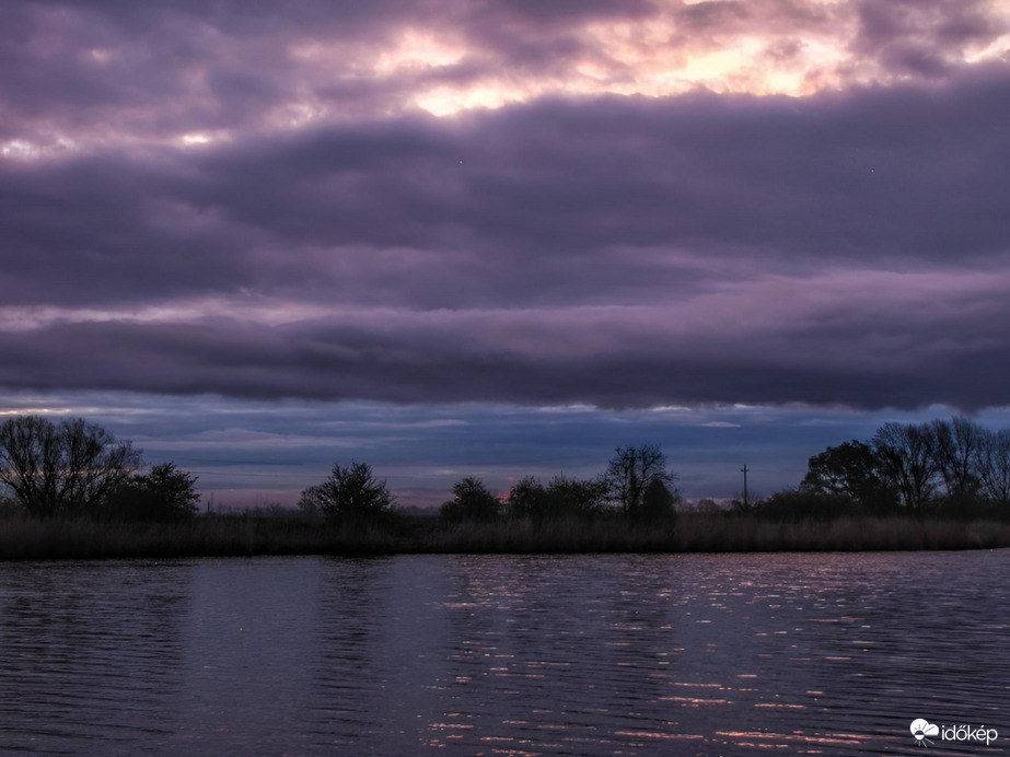 Borult reggeli égbolt