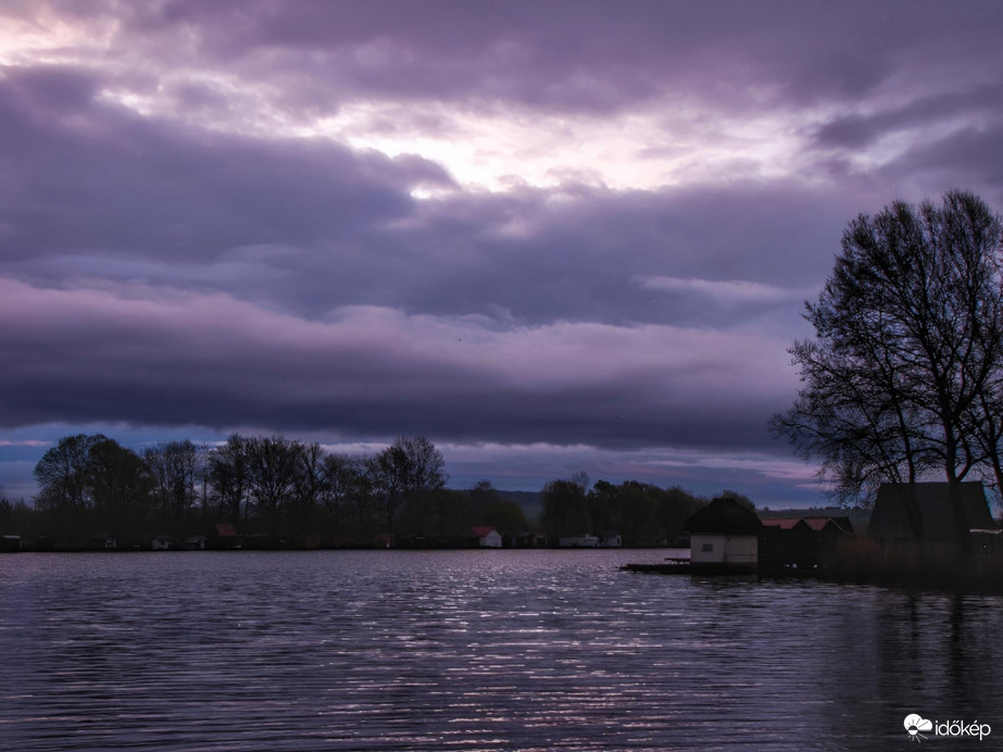 Borult reggeli égbolt