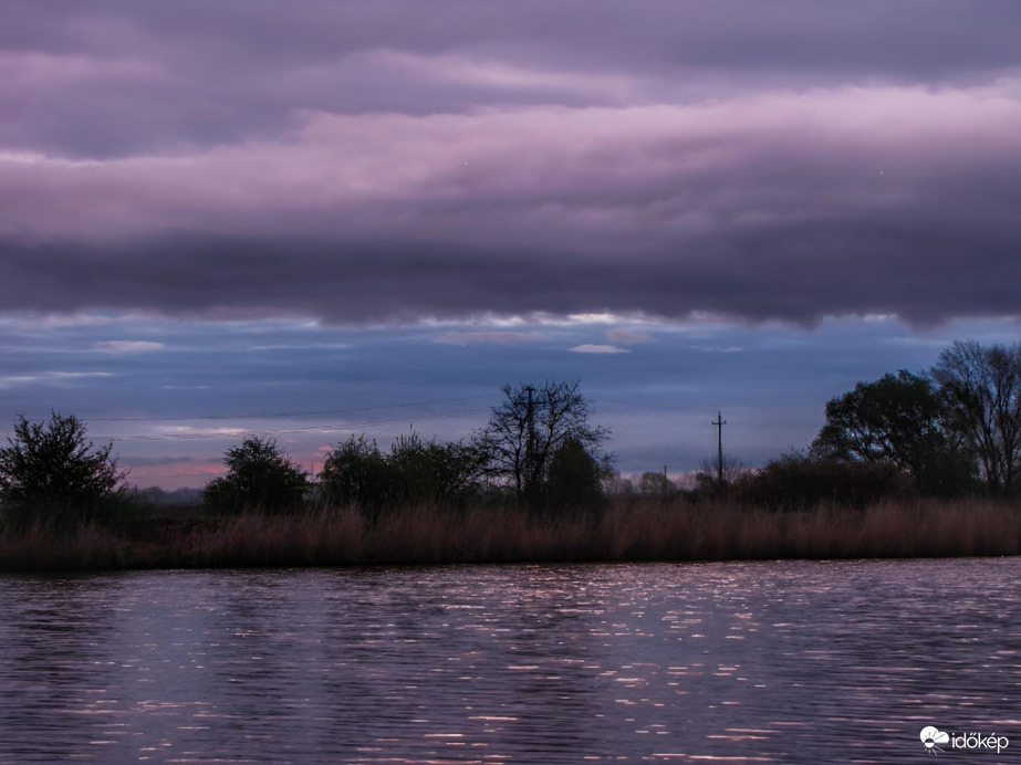 Borult reggeli égbolt