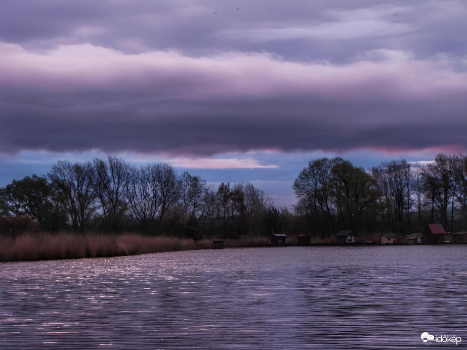 Borult reggeli égbolt