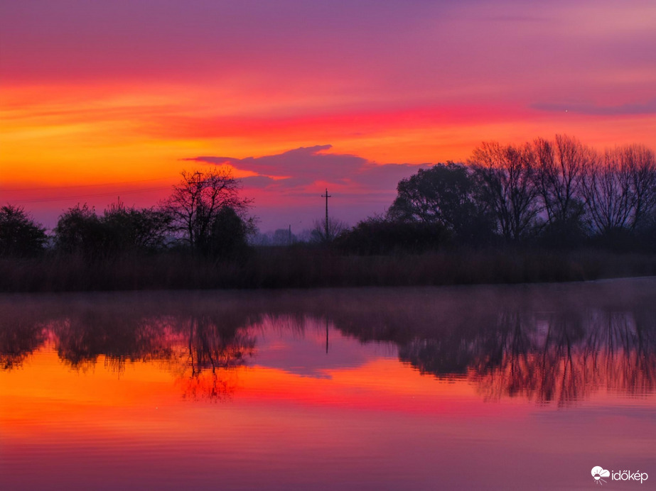 Tüzesen tükrös napkelte
