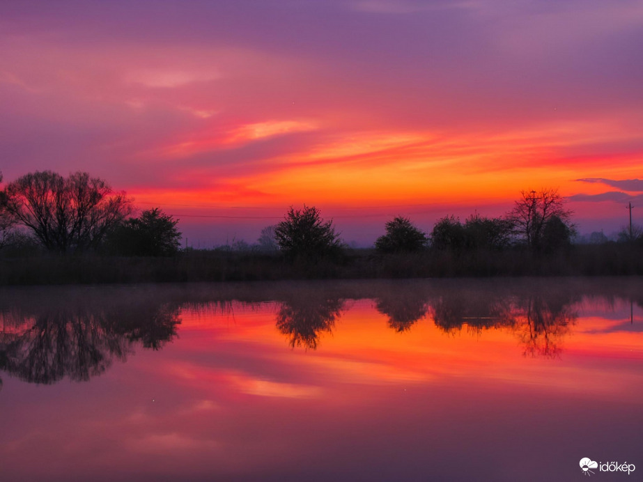 Tüzesen tükrös napkelte