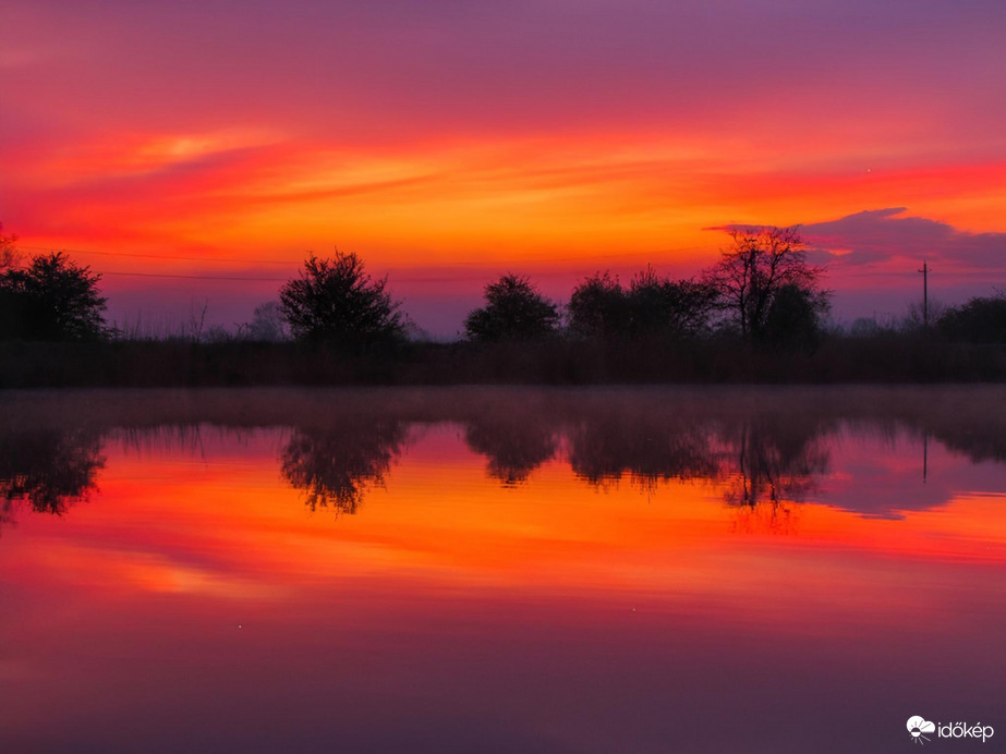 Tüzesen tükrös napkelte