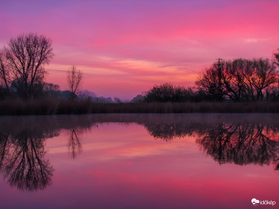 Tüzesen tükrös napkelte