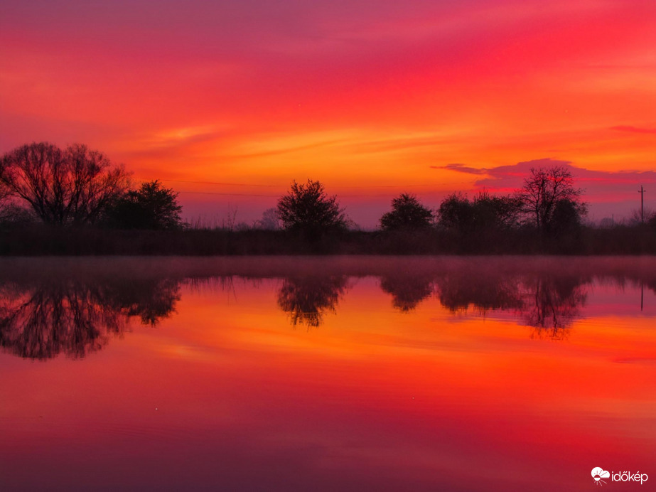 Tüzesen tükrös napkelte