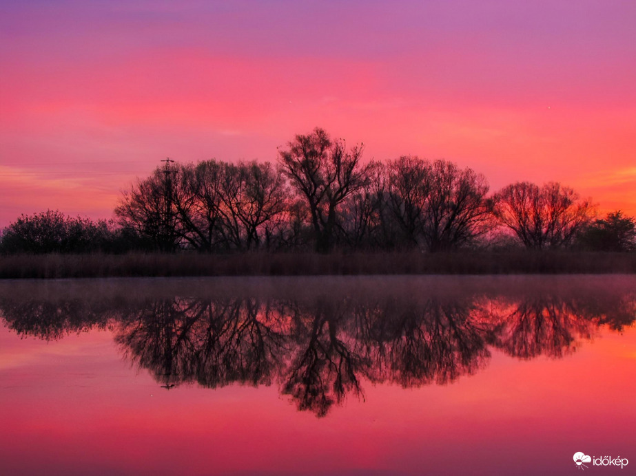 Tüzesen tükrös napkelte