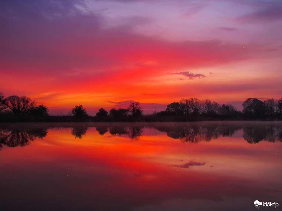 Tüzesen tükrös napkelte
