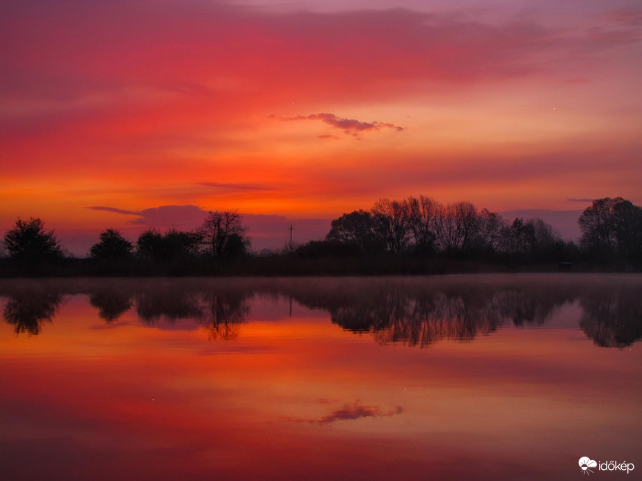 Tüzesen tükrös napkelte