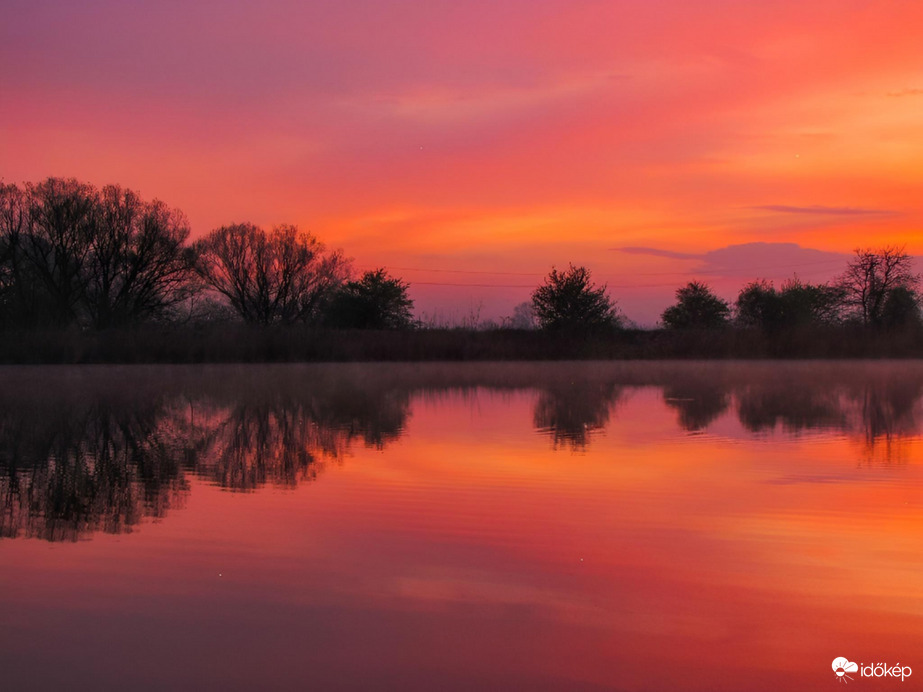 Tüzesen tükrös napkelte