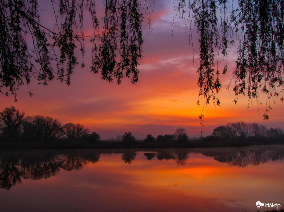 Tüzesen tükrös napkelte