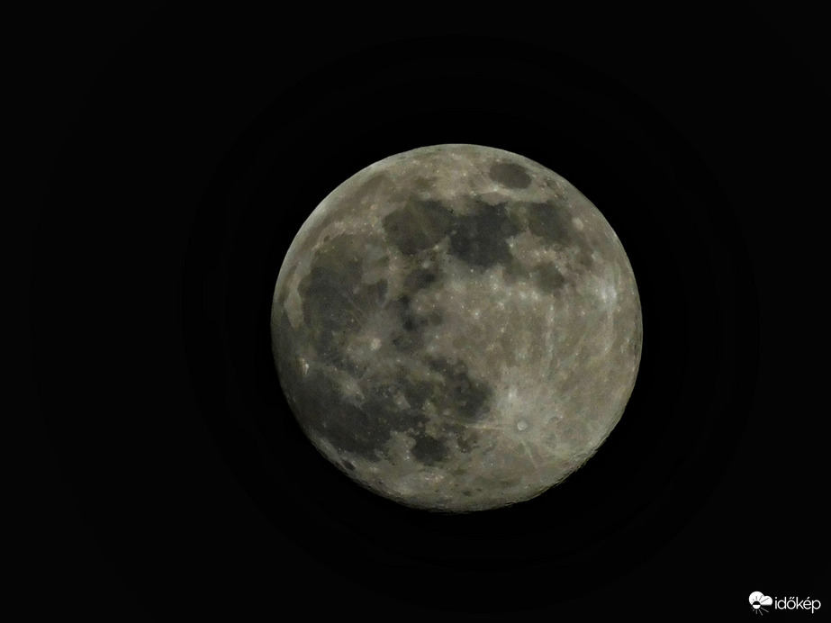 Már majdnem tele a hold...