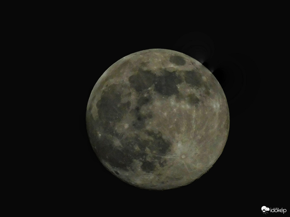 Már majdnem tele a hold...