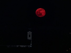 Vörösen ébredt a hold a hét első napján