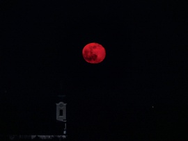 Vörösen ébredt a hold a hét első napján