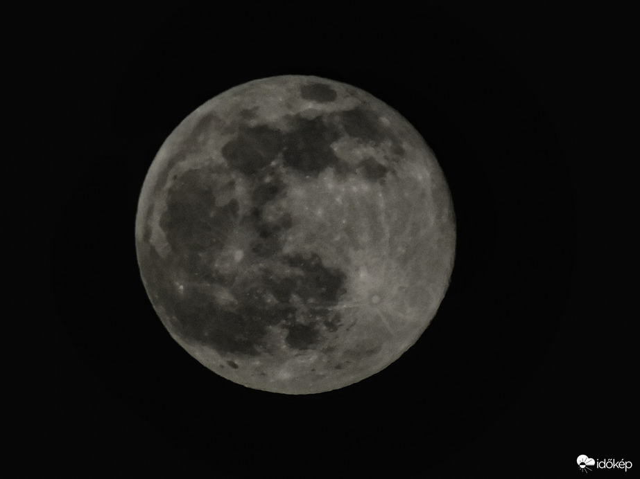 ÉNY-on így ragyog a telihold! 
