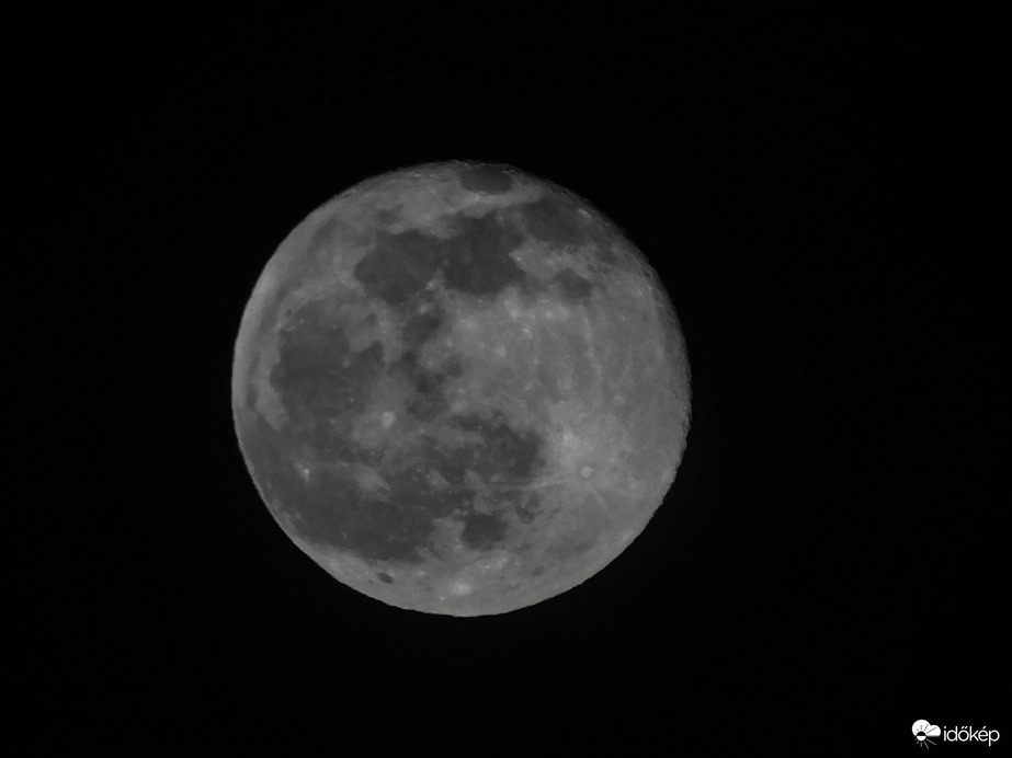 Szépen mutat ma is a hold...