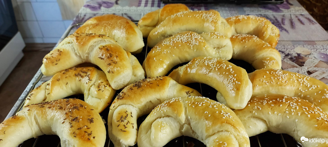 Egy kupac kifli.