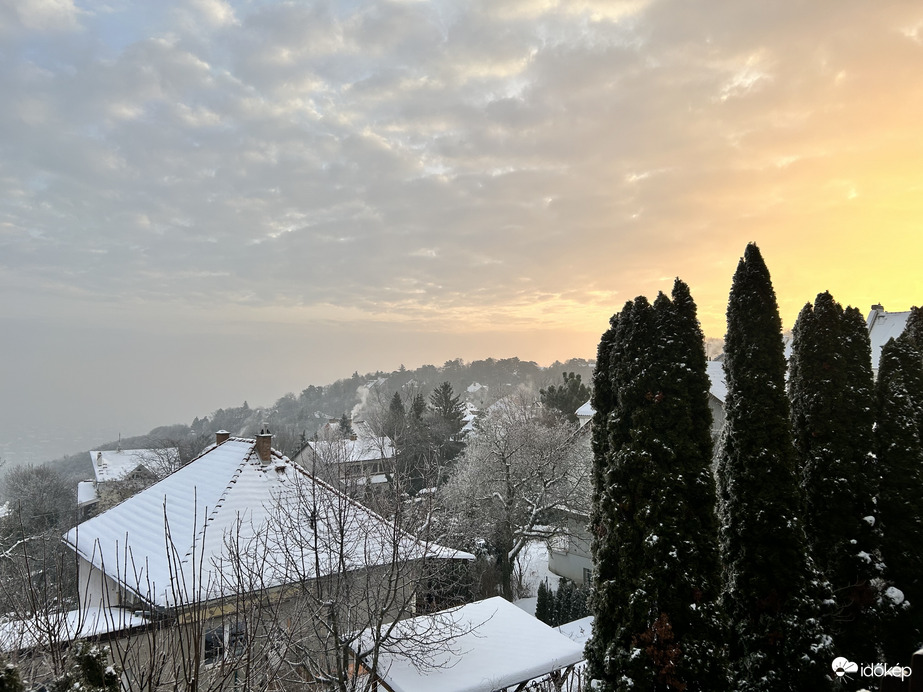 Napkelte a köd fölött