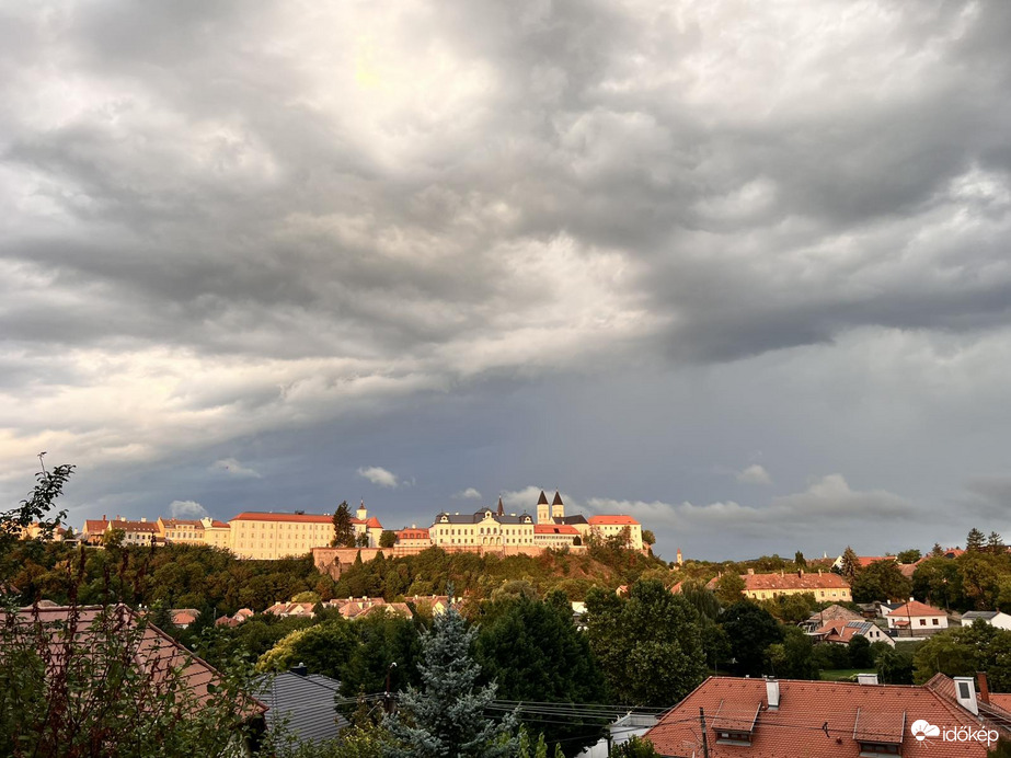 elvonuló felhőzet
