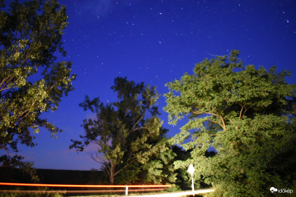 Az autók is színezik a tájat