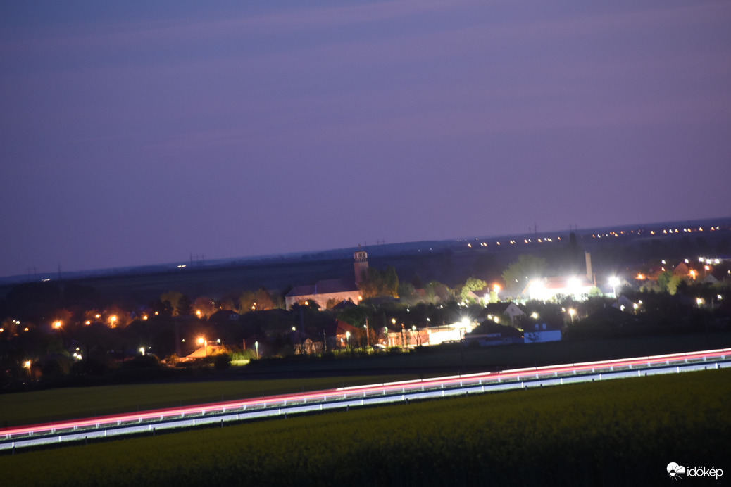 Telihold fényében fürdő táj.