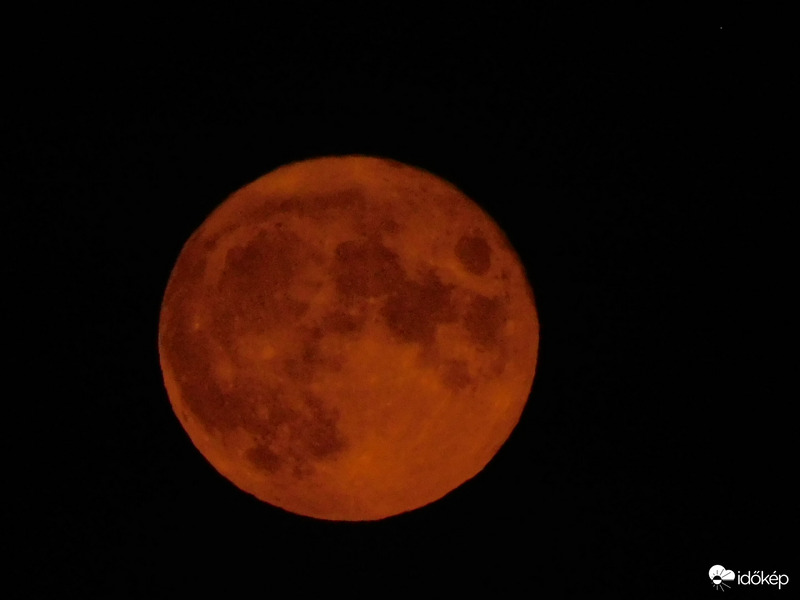 A felkelő vörös Hold.