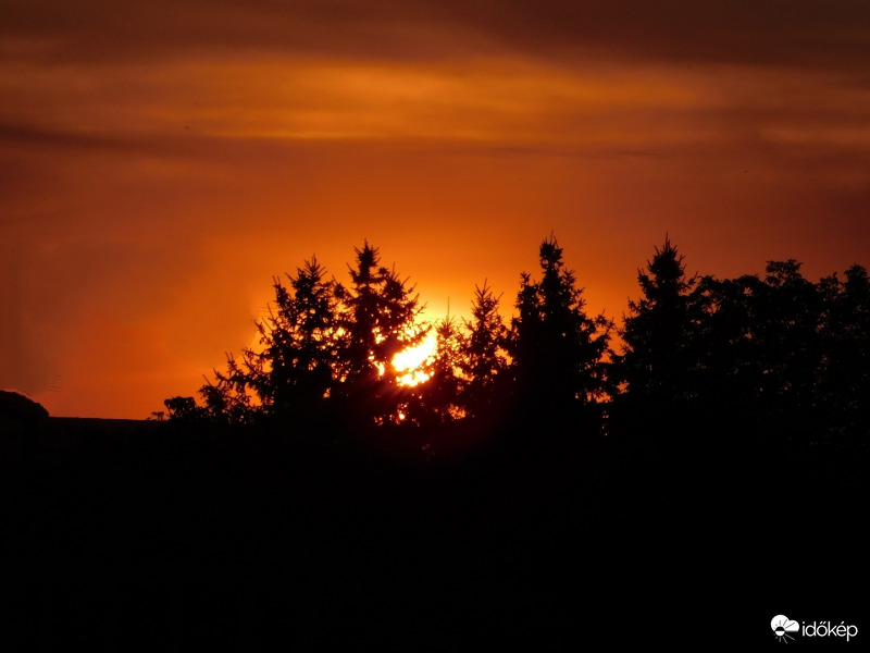 Naplemente késő délután.