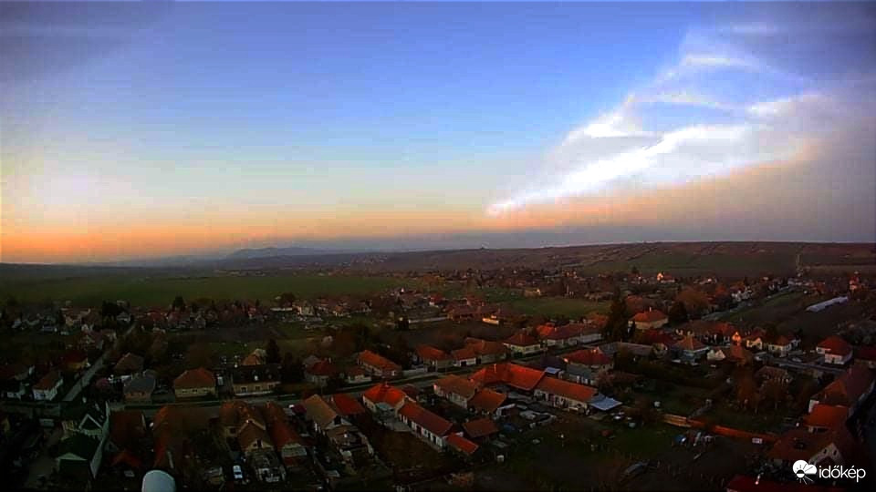 Fentről a Föld.