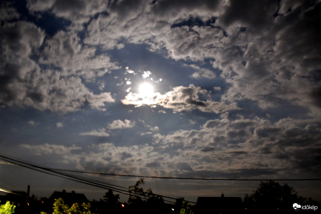 A majdnem telihold fényében 