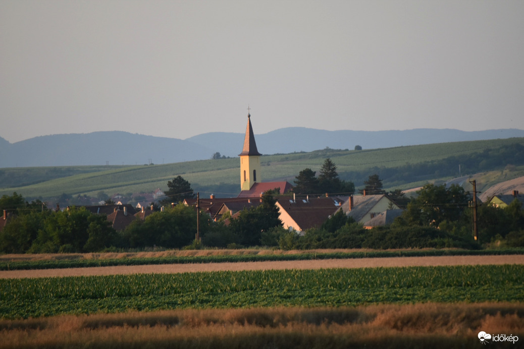 A falu legmagasabb épülete alkonyatban