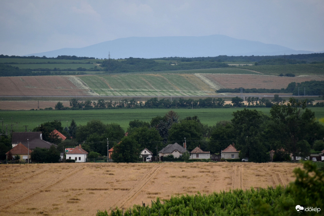 Színes táj, háttérben a kékes