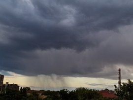 Tegnapi esőfelhők esőfüggönnyel