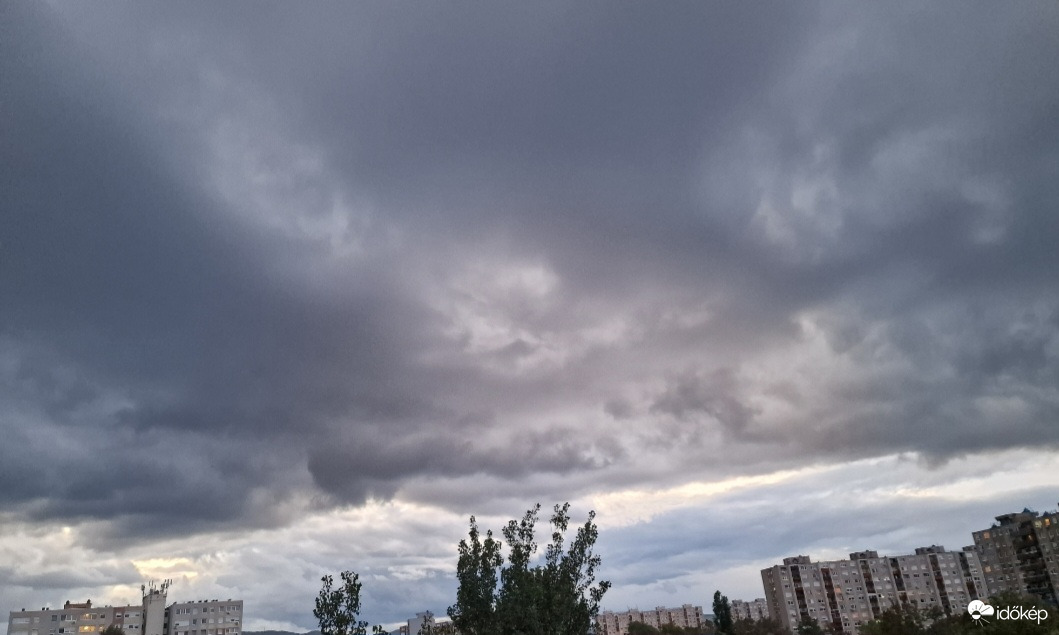 Kora esti felhők 2