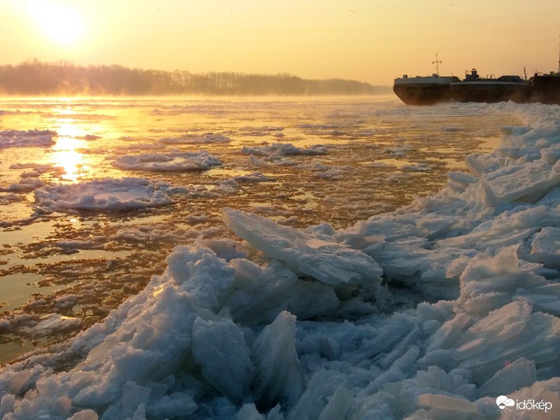 Napkelte a jeges Dunánál ma reggel.