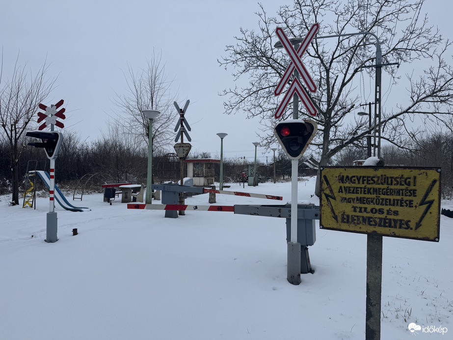 Fehér ruhában a Püspökladányi villanyfényes retróvilág