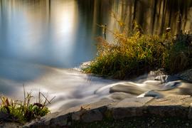 Az idő telik, a jelen halad, az élet múlik, a csend rezeg.