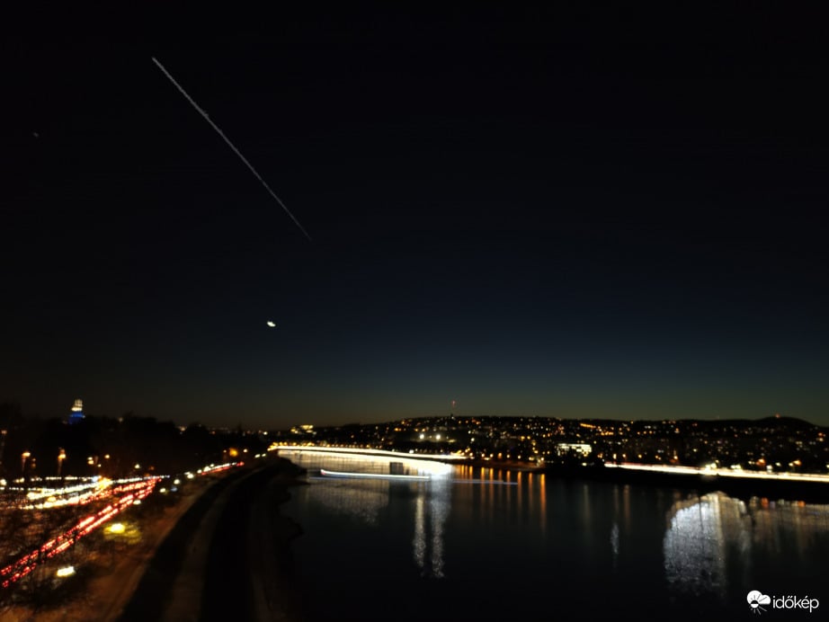 Vizi, közúti, vasúti és űrforgalom a Dunán és környékén, avagy a Nemzetközi Űrállomás áthúz Budapest felett. 