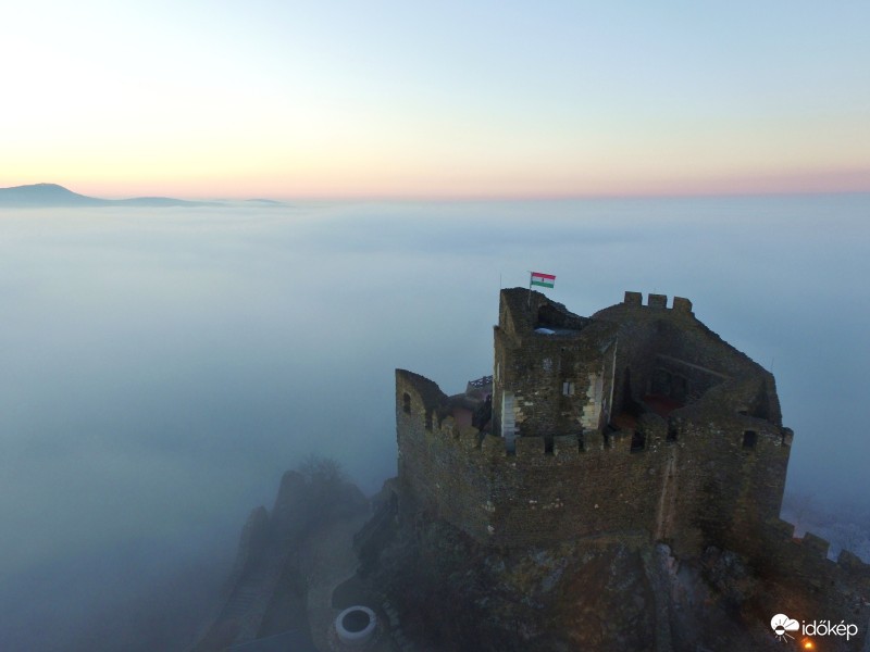Elképesztően szép   naplemente Hollókő váránál és a környékén . Nógrád megye,Hollókő / Kelet-Cserhát / 2016-12-15