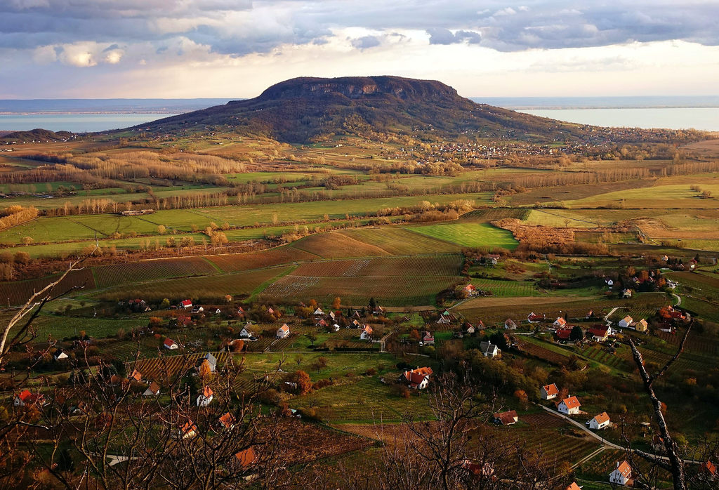 Csodás látvány a Szent György-hegyről Naplemente fényében a gyönyörű tanúhegyek 2017-11-20 Balaton