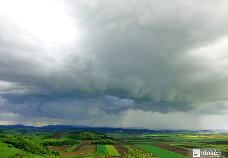 Nagyon látványos és gyönyörű zivatar késő délután. 2016-05-13