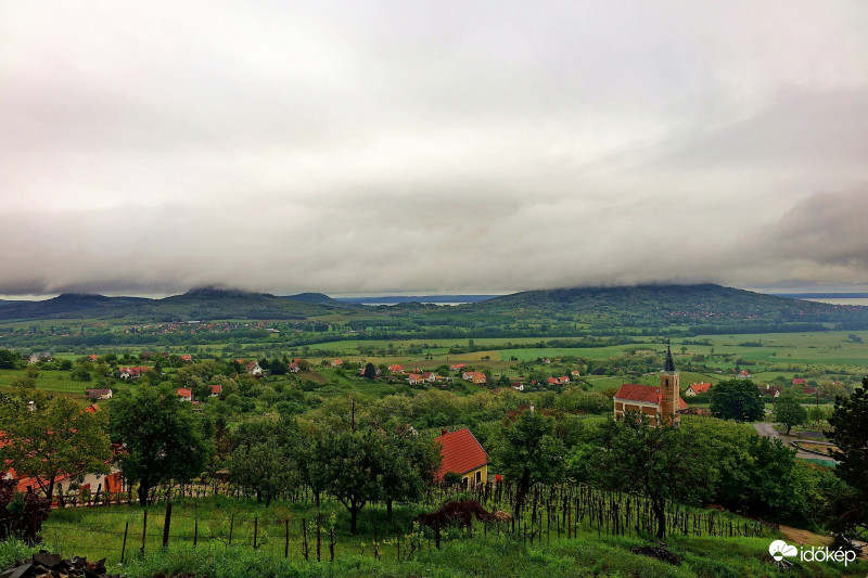 A mai nap reggelén Balatonnak tanúhegyei  úgy döntöttek, hogy nem mutatják meg magukat. Alszanak még ... 2019.05.16.