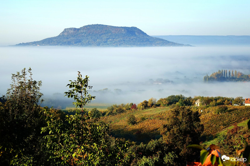 ..Látvány a Csobáncról.. Gyönyörű reggel a felhők fölött, nagyon szép volt.. Balaton 2017-10-15