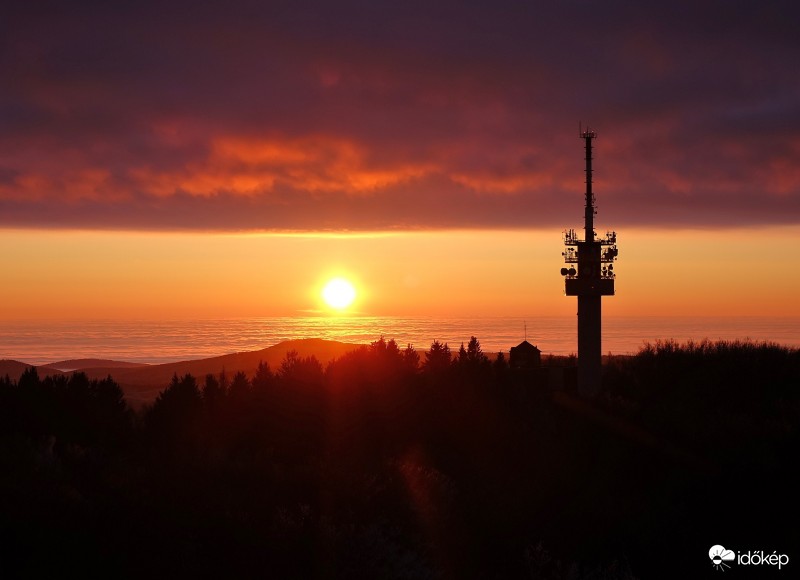 Elképesztő látványt produkált a természet a MÁTRÁBAN !! Nagyon szép volt !!  Felhők fölött és a naplemente fényei.2016-12-19