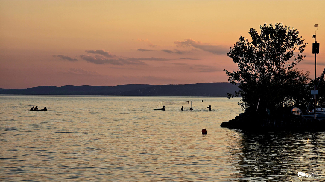 Akarattyai este a strandon