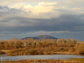 A tokaji Kopasz-hegy Tiszalökről nézve