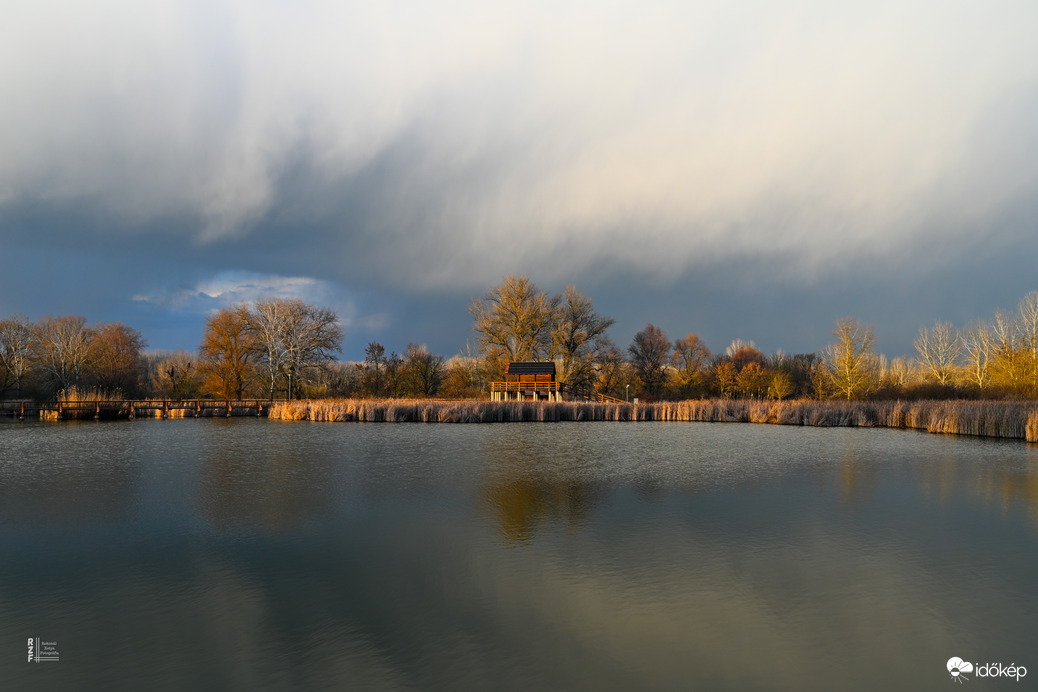 Nyarat idéző távoli záporok Tiszalökről fotózva